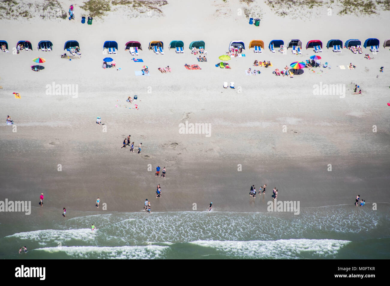 Beachgoers genießen Sie die Sonne, Sand und Wasser von Myrtle Beach, South Carolina Stockfoto