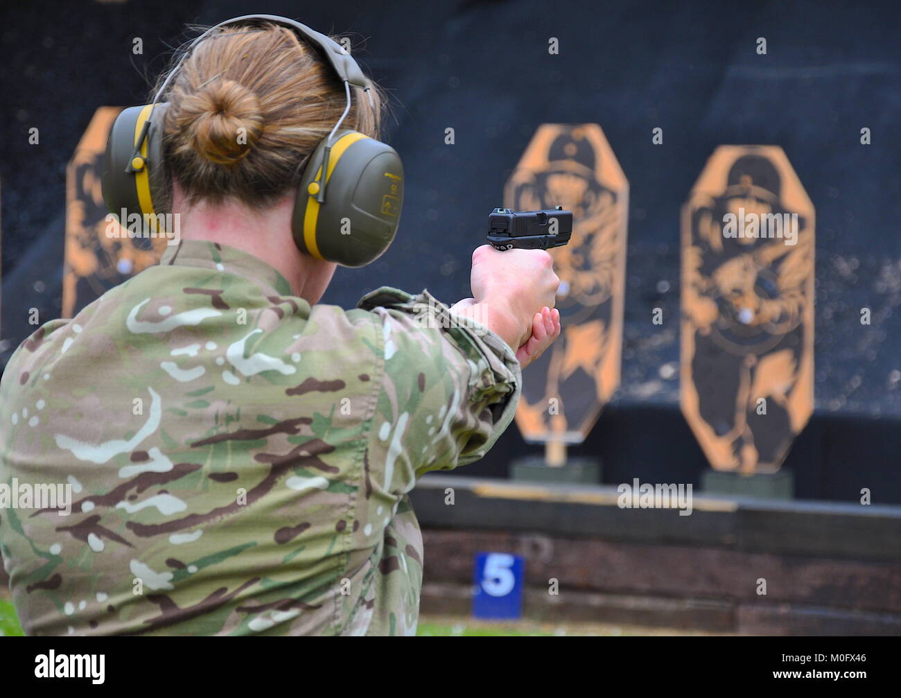 Weibliche Soldaten Feuern Pistolen an Ziele Stockfoto