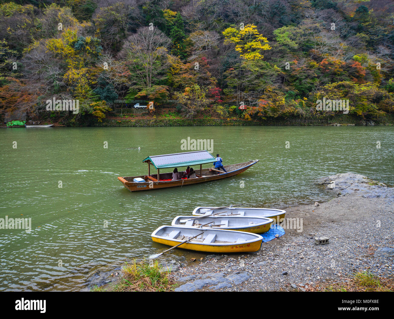 Kyoto, Japan - 28.November 2016. Ausflugsboote auf Hozu Fluss in Arashiyama, Kyoto, Japan. Arashiyama ist eine National Historic Site ausgewiesen und Ort Stockfoto
