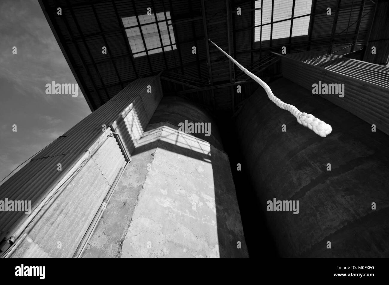 Selbstmordgedanken, Seil hängend in Gebäude in Schwarz und Weiß Stockfoto