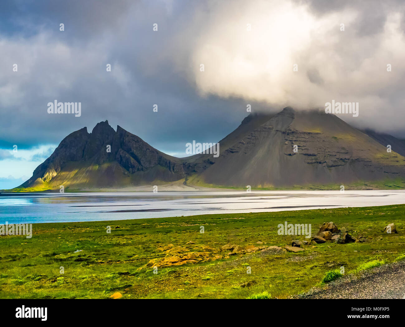 Der isländischen Natur Landschaft mit hohen Bergen und grünen Küste Stockfoto