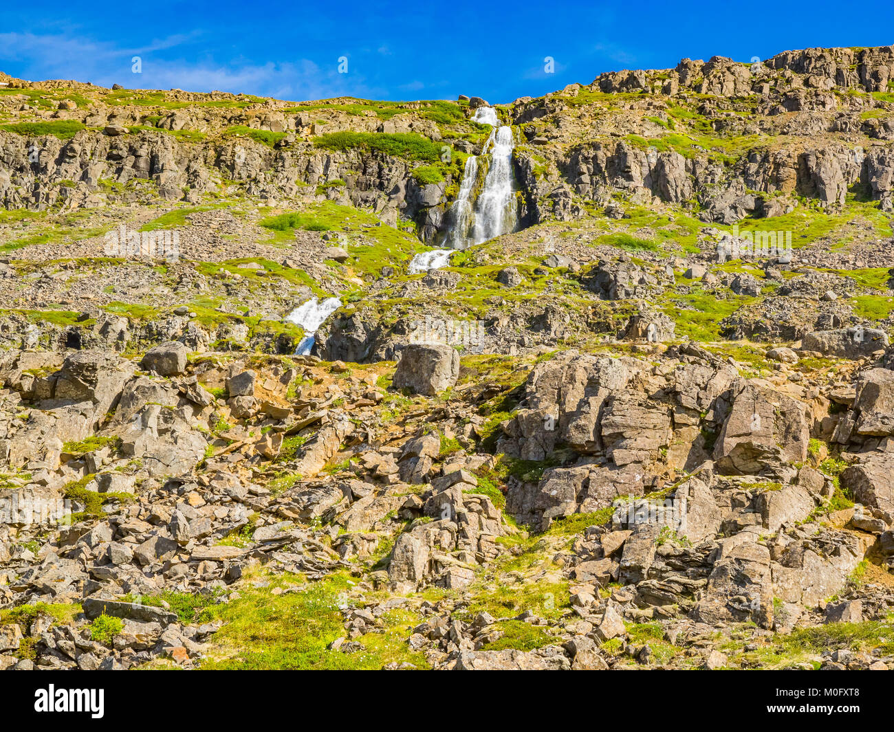 Ausblick auf den kleinen Wasserfall im Rocky Mountain auf dem Weg in Island Stockfoto