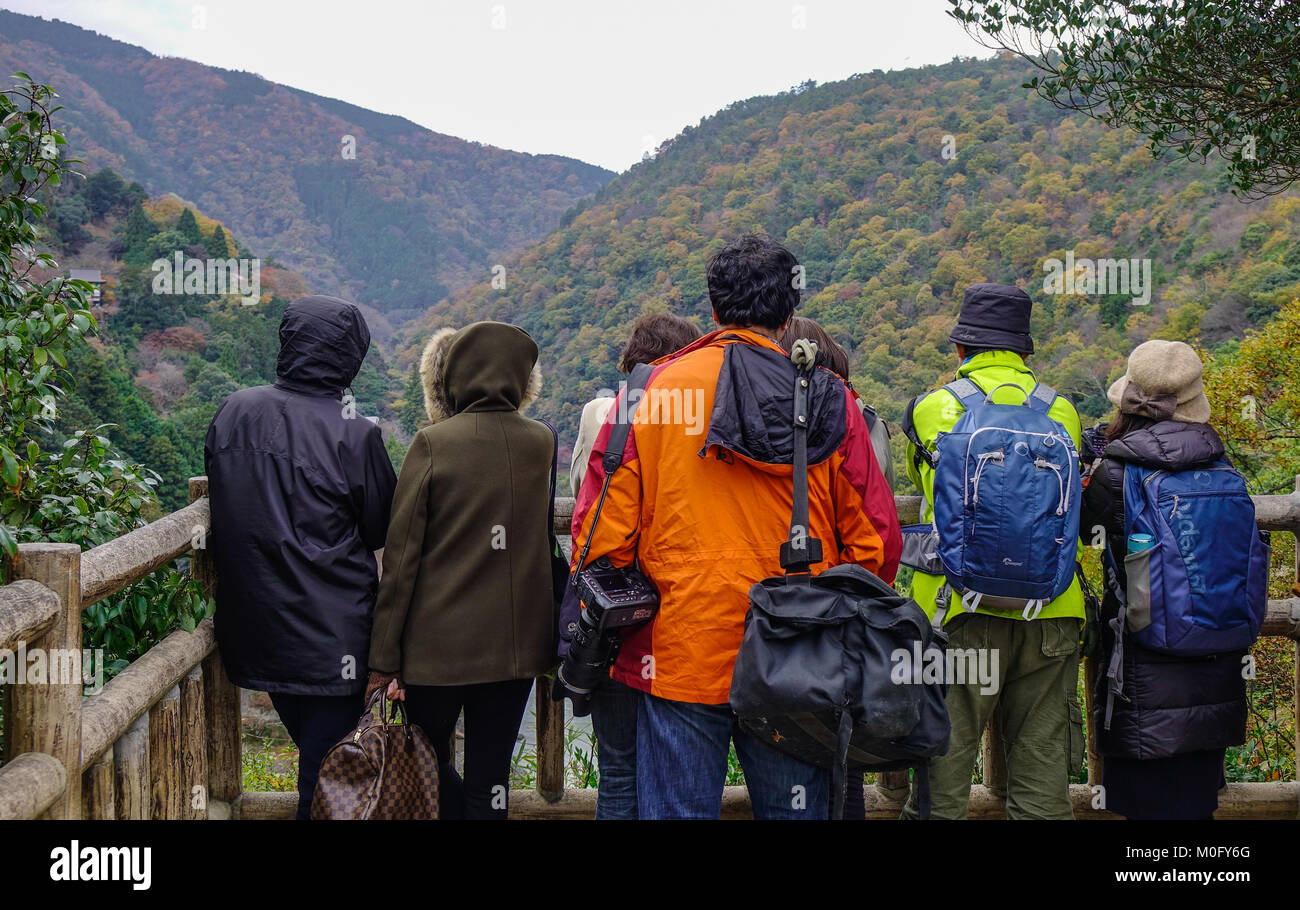 Kyoto, Japan - 28.November 2016. Die Menschen in den Bergen von arashiyama in Kyoto, Japan. Arashiyama ist eine National Historic Site ausgewiesen und Ort Stockfoto