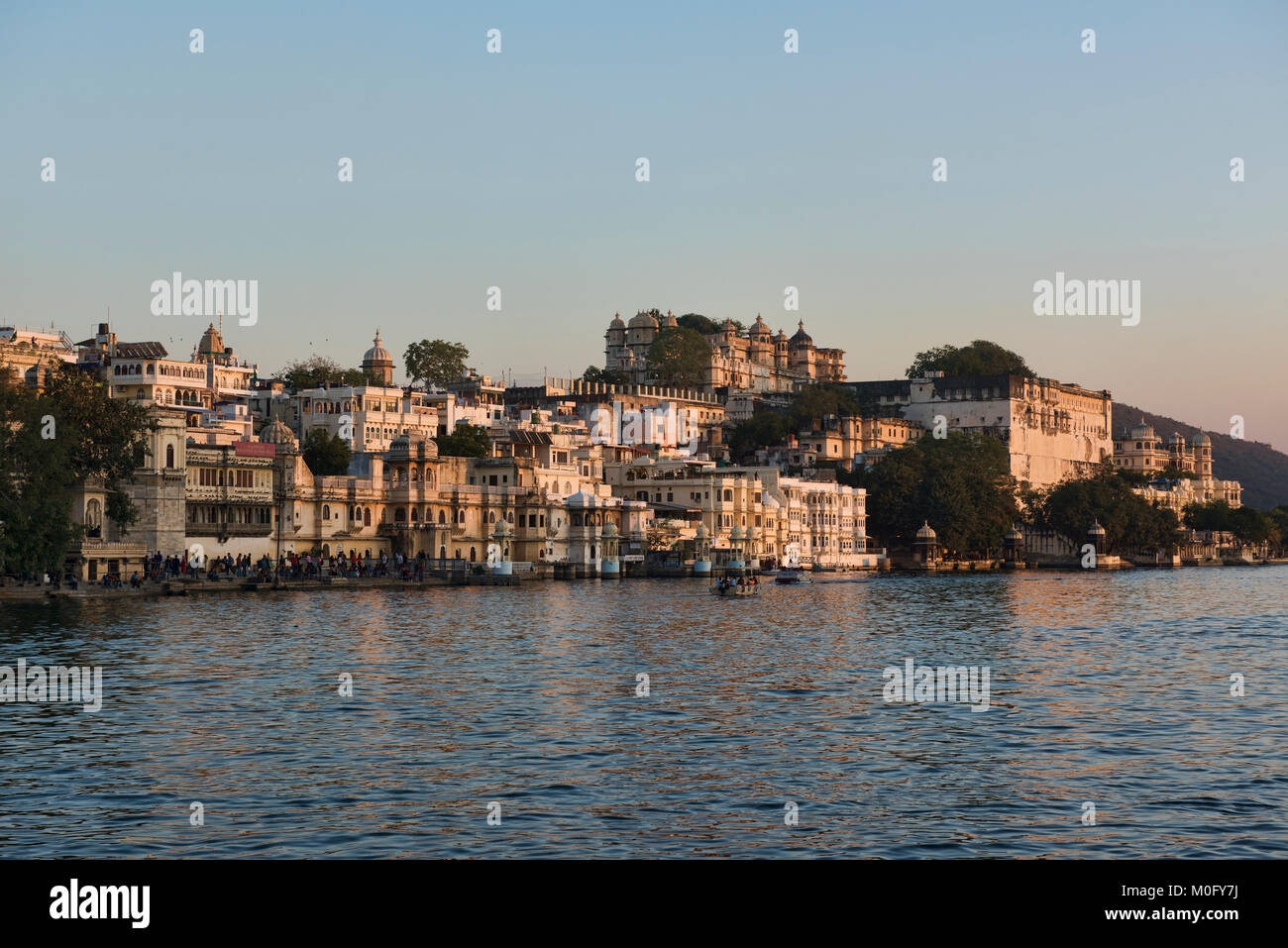 Die majestätische Stadt Palast auf See Pichola, Udaipur, Rajasthan, Indien Stockfoto