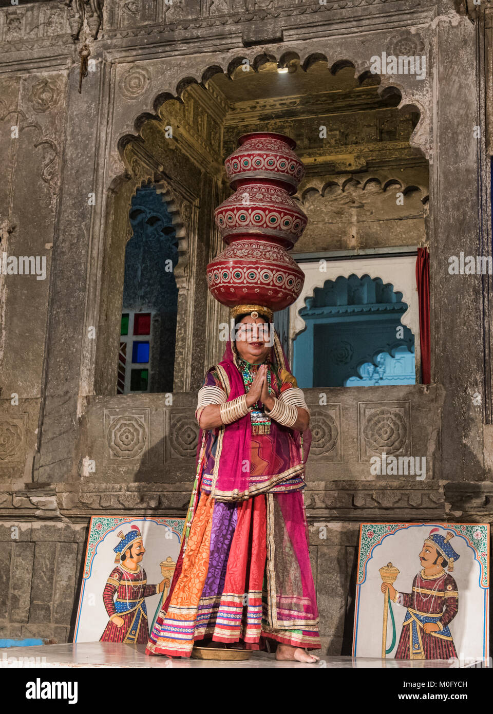 Berühmte Bhavai tanzen, feiern die Bemühungen der Frauen in der Wüste Wasser, Udaipur, Rajasthan, Indien Stockfoto