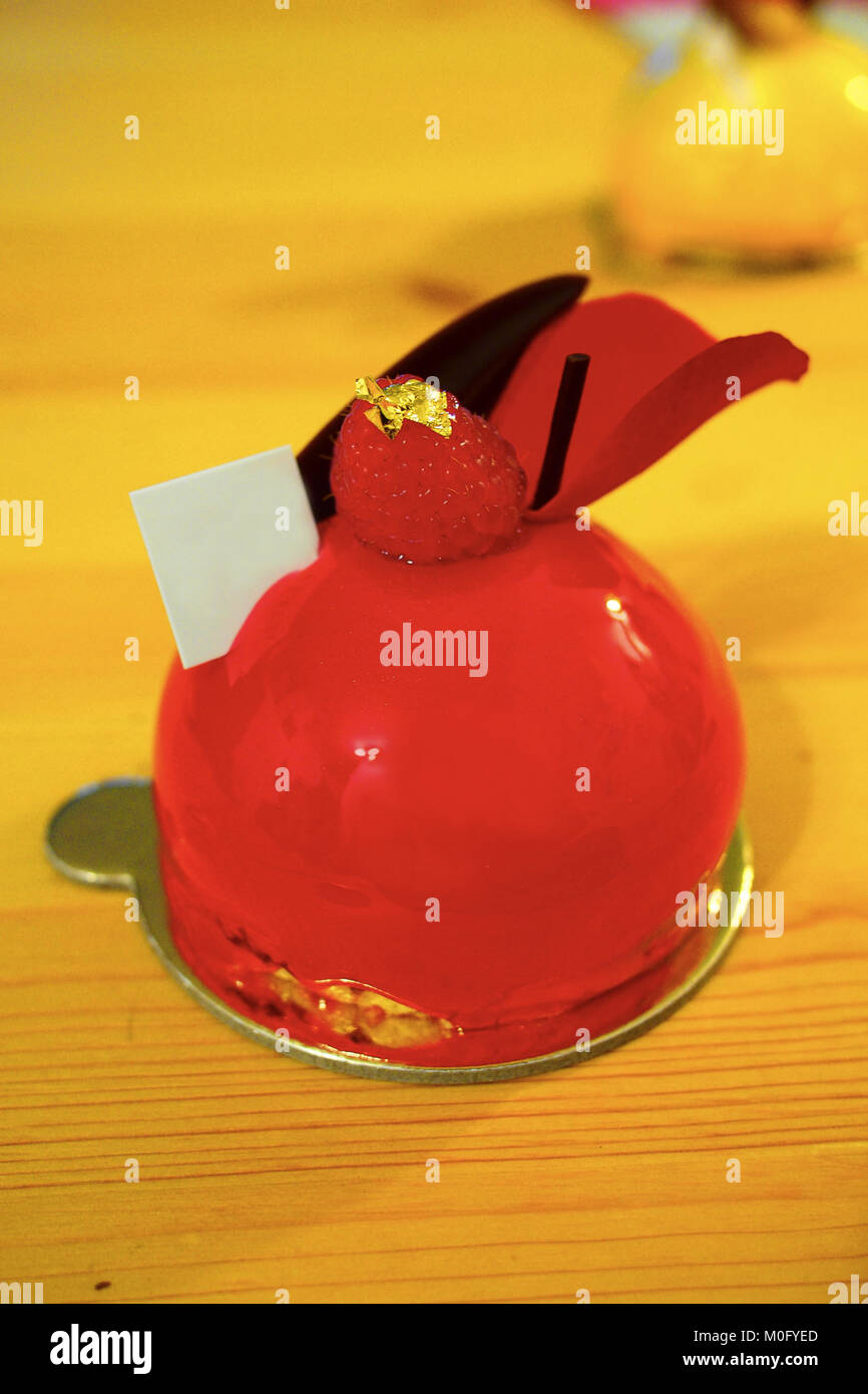 Leuchtend rote Spiegel Glasur mini Mousse Cake Stockfoto