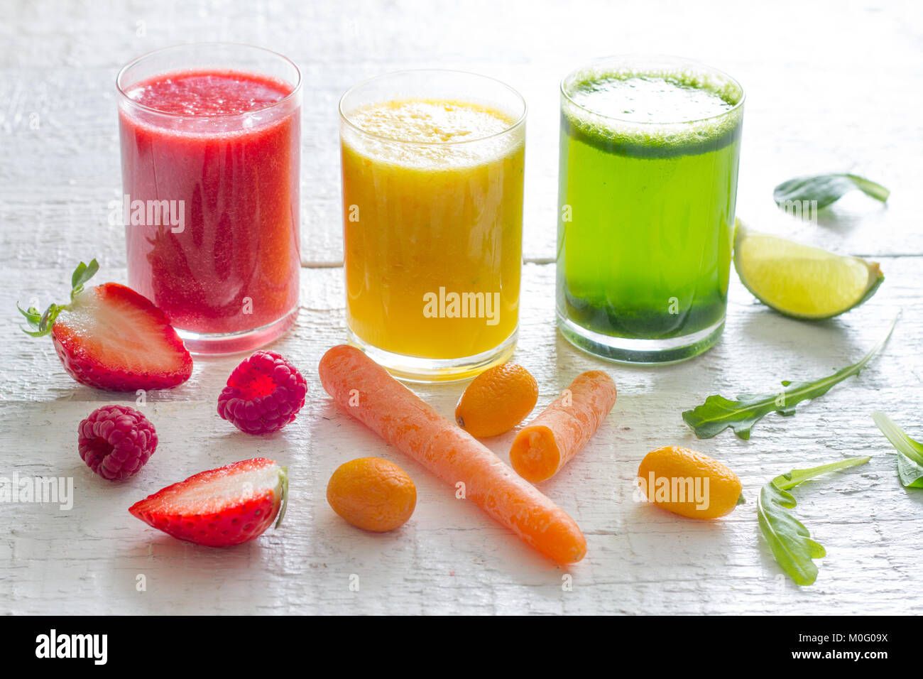 Frische Säfte Obst und Gemüse detox Gesundheit Diät lifestyle Konzept Stockfoto