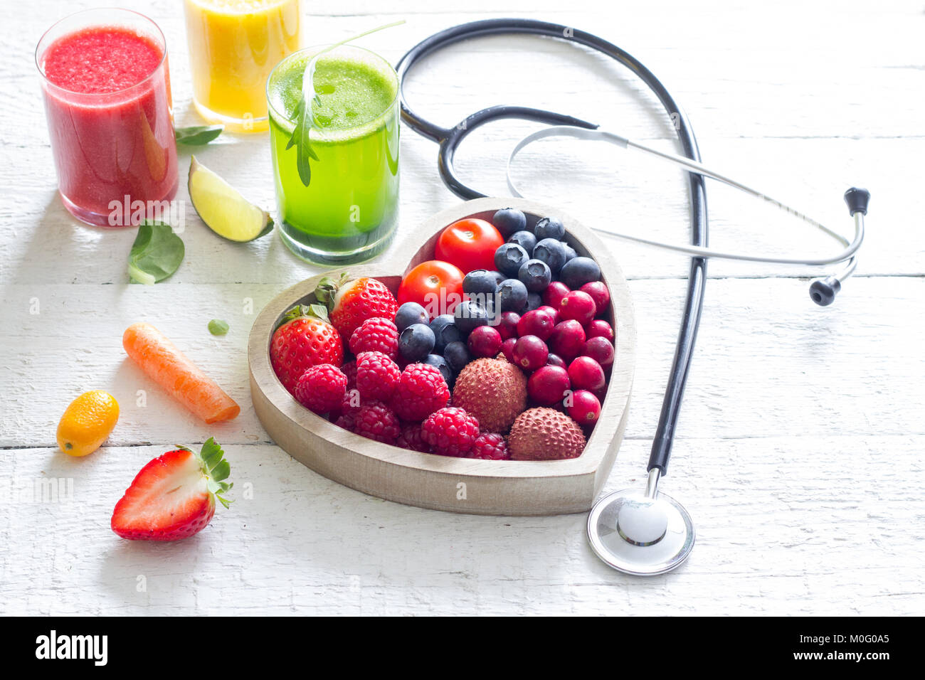 Frisches Obst Gemüse und Herzform mit Stethoskop Gesundheit Diät Konzept Stockfoto