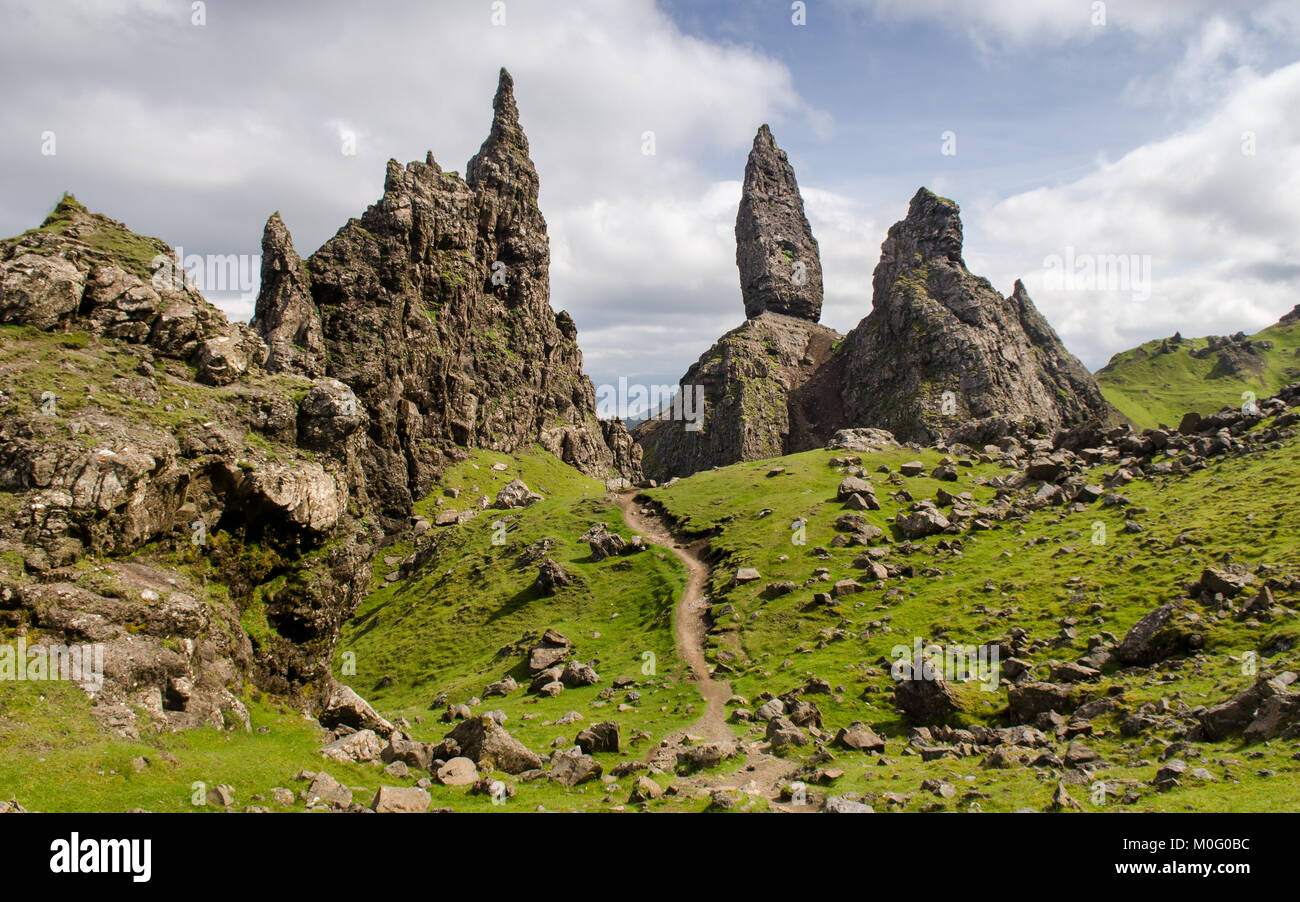 Eine schmale ausgetretenen Wanderweg führt durch die spektakulären Felsen der alten Mann von Storr, einen bergsturz Relief auf der Trotternish Halbinsel der I Stockfoto