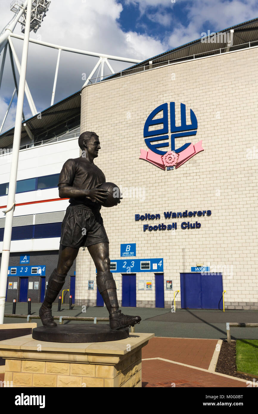 Die Statue von Bolton die Wanderer am meisten gefeierten ehemaliger Spieler, Nat Lofthouse, steht außerhalb ihrer Masse, die längestrich Stadion (ehemals Reebok) Stockfoto