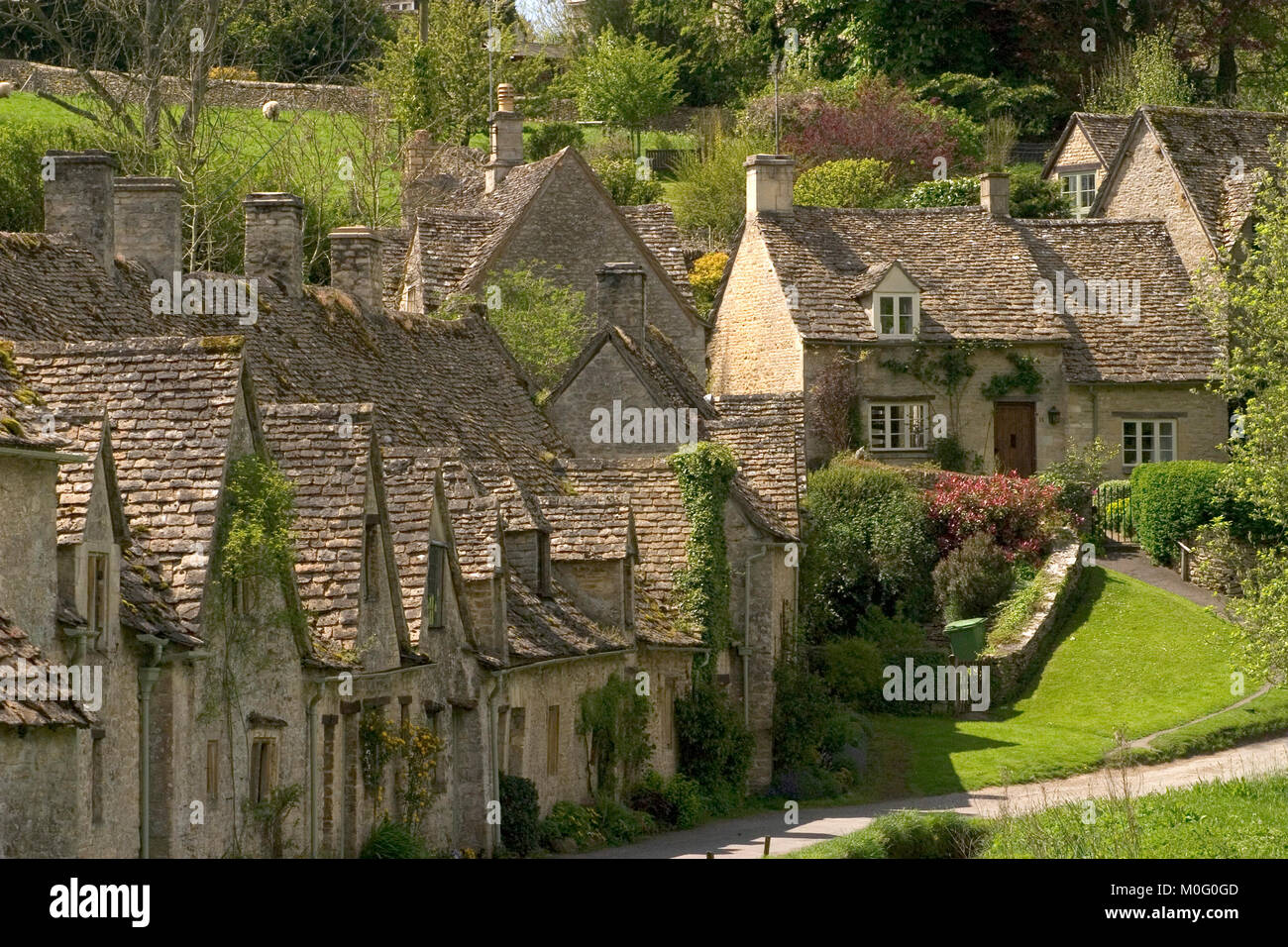 Ehemalige weavers Cottages in der Nähe von dem Fluss Coln, Arlington Row, Bibury, Cotswolds, Gloucestershire, England, Großbritannien Stockfoto