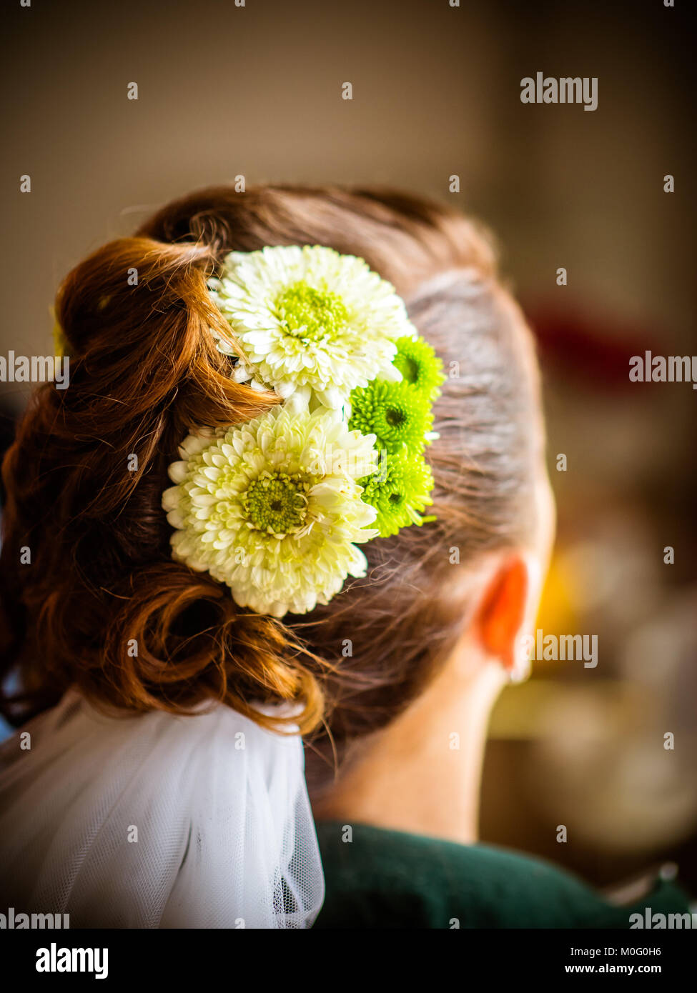 Haar der Braut mit Blumen Stockfoto