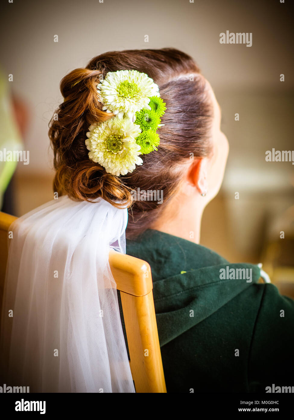 Haar der Braut mit Blumen Stockfoto