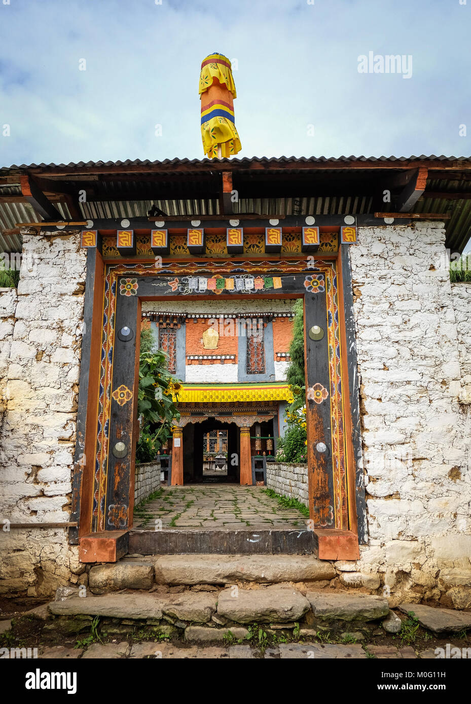 Thimpu, Bhutan - 30.August 2015. Das Tor des Buddhistischen Klosters in Thimpu, Bhutan. Es wird angenommen, dass der Buddhismus war in Bhutan in den späten 8 eingeführt. Stockfoto