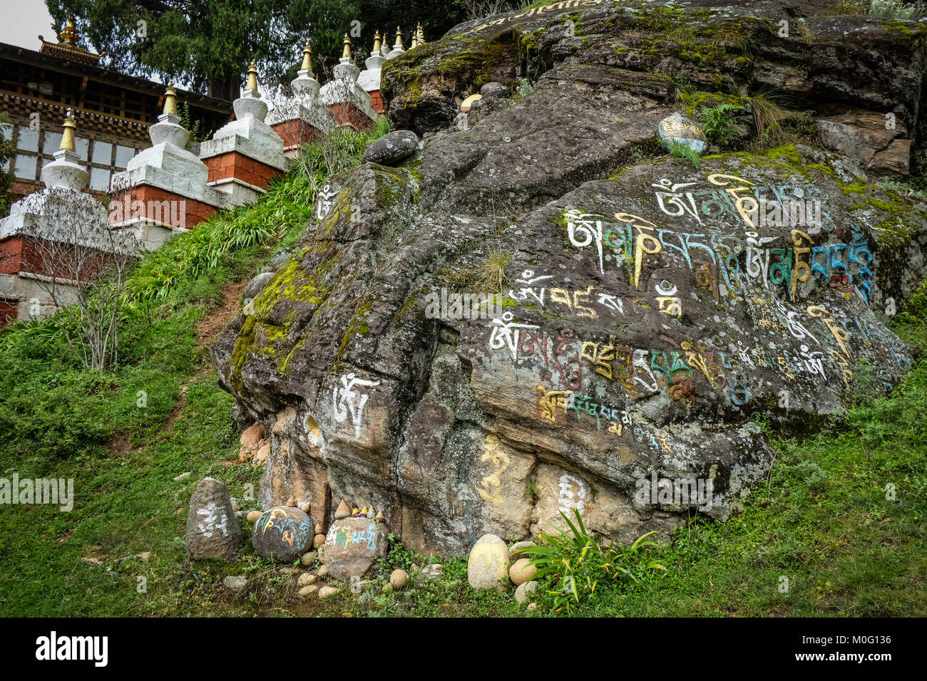 Thimpu, Bhutan - 31 August, 2015. Tibetische Buddhistische Schrift auf den Felsen des alten Klosters von Landschaft in Thimphu, Kingdoom von Bhutan. Stockfoto