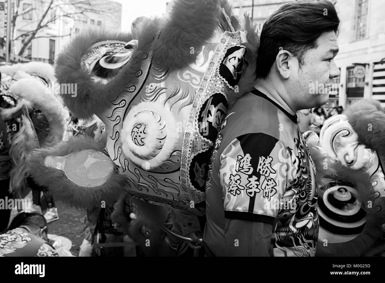 Schwarz-Weiß-Straßenfotografie in London: Die Tänzerin des chinesischen Löwen bereitet sich auf die Parade zum chinesischen Neujahr vor. Stockfoto