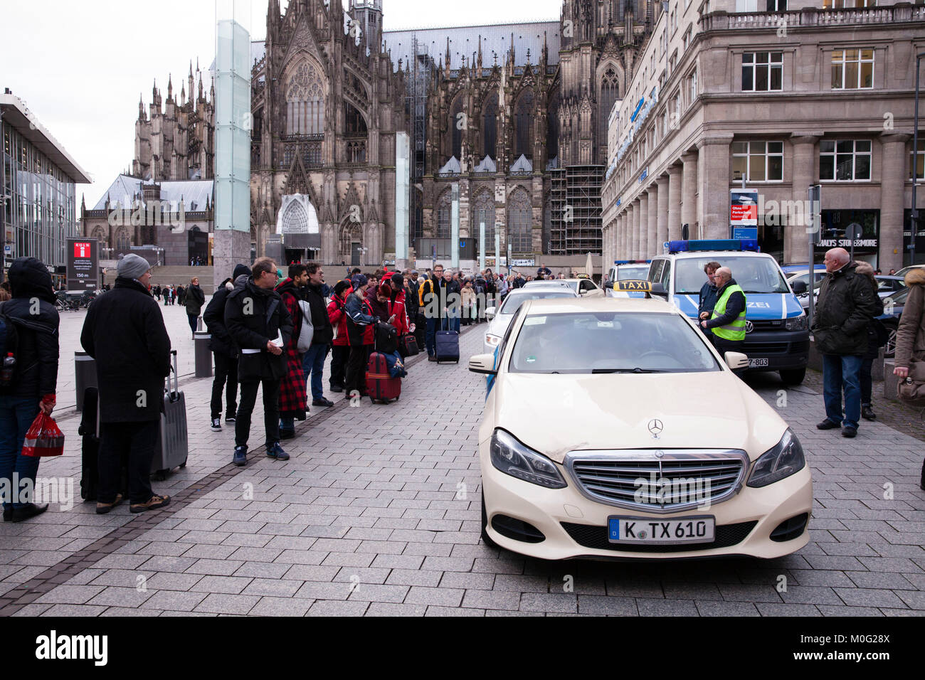 Deutschland, Köln, 18. Januar, 2018. Wegen Sturm Friederike alle Zugverbindungen wurden abgesagt. Reisende warten in einer langen Linie am zentralen Sta Stockfoto