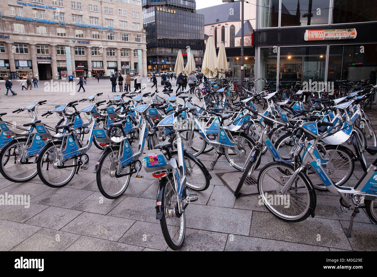 Europa, Deutschland, Köln, Fahrräder vor dem Hauptbahnhof zu mieten, Ford-Pass-Bike, DB ein Fahrrad. Europa, Deutschland, Köln, Mietfahrraeder v Stockfoto