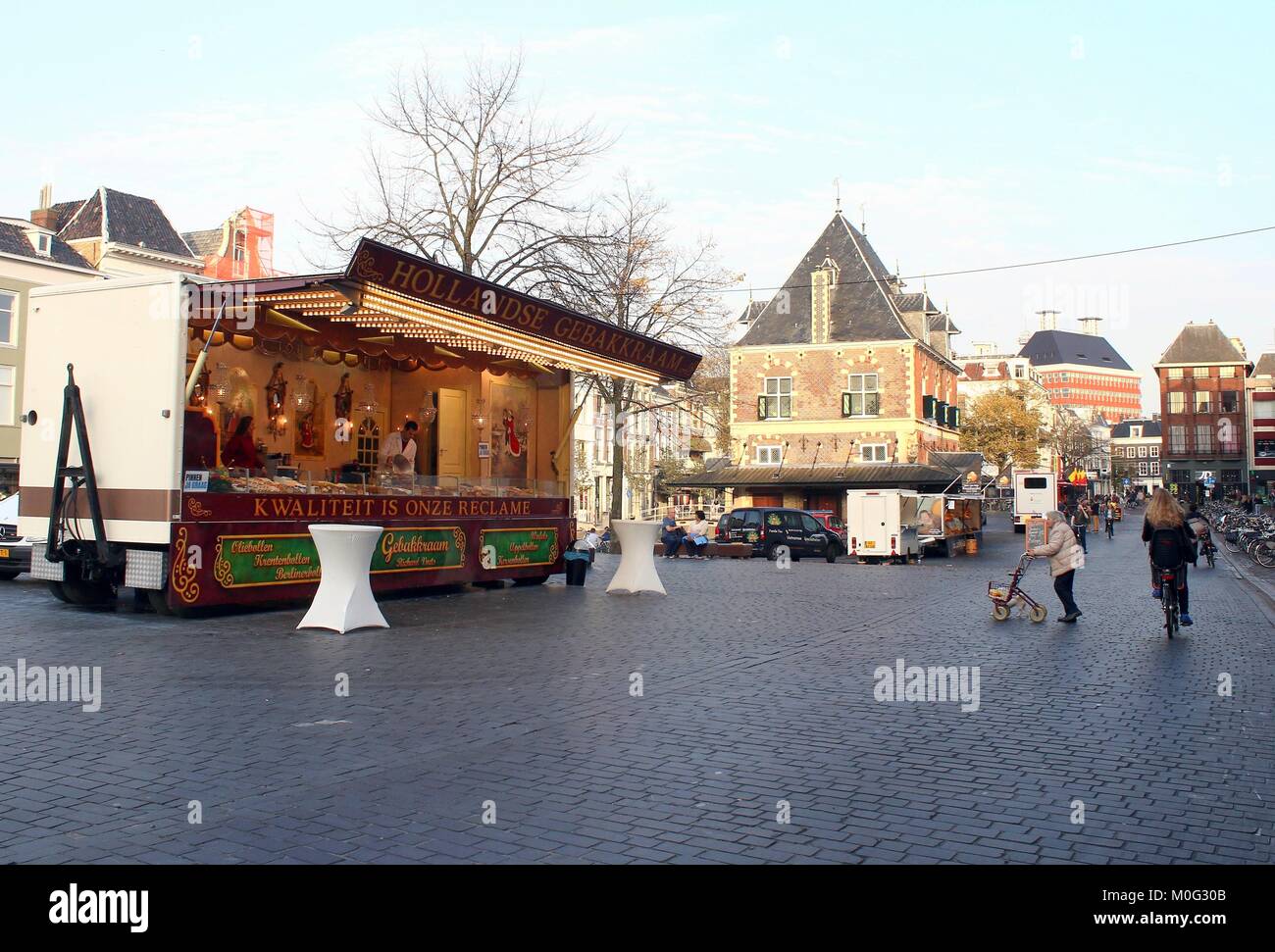 Donut Anbieter vor dem 16. jahrhundert Waag Gebäude (Haus) am Waagplein im Zentrum von Leeuwarden, Niederlande. Stockfoto
