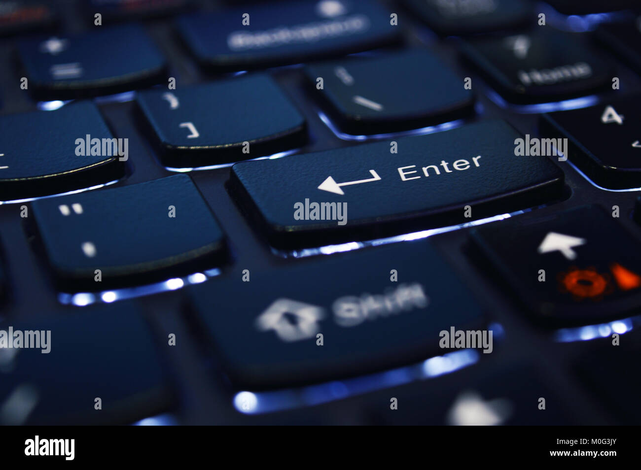 Geschärft Eingabetaste auf der schwarzen, weißen LED-markierten notebook tastatur Stockfoto