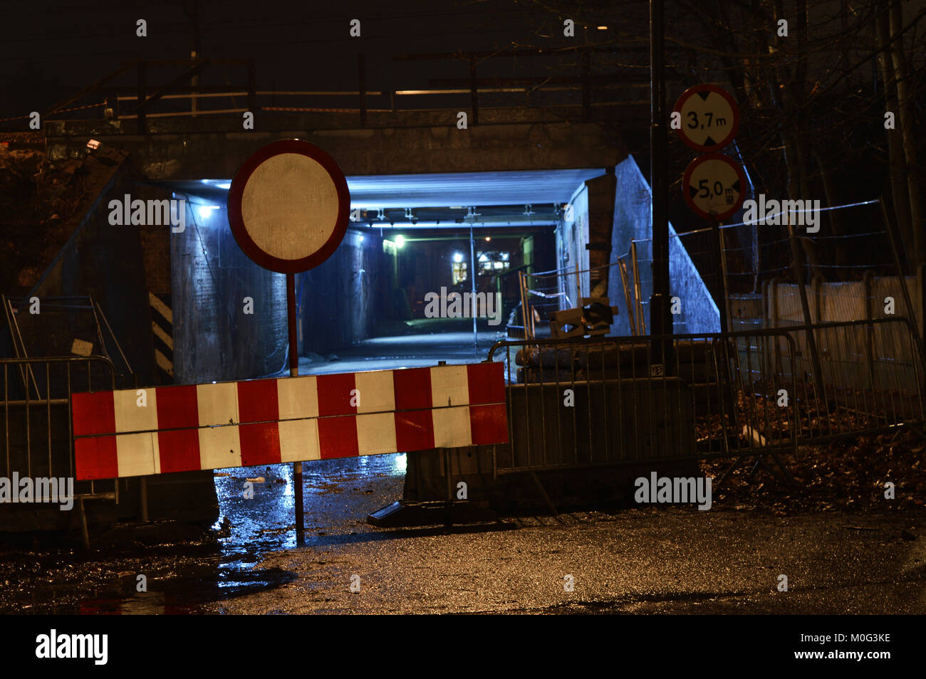 Geschlossen beleuchtete Tunnel unter der Bahn Brücke an regnerischen Nacht Stockfoto