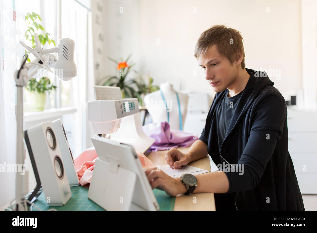Fashion Designer mit Tablet-PC im Studio arbeiten Stockfoto