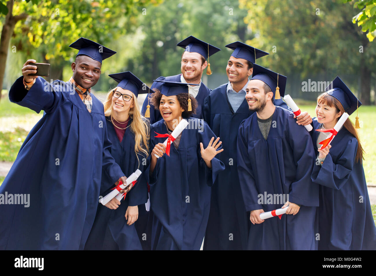 Studenten oder Absolventen mit den Diplomen unter selfie Stockfoto