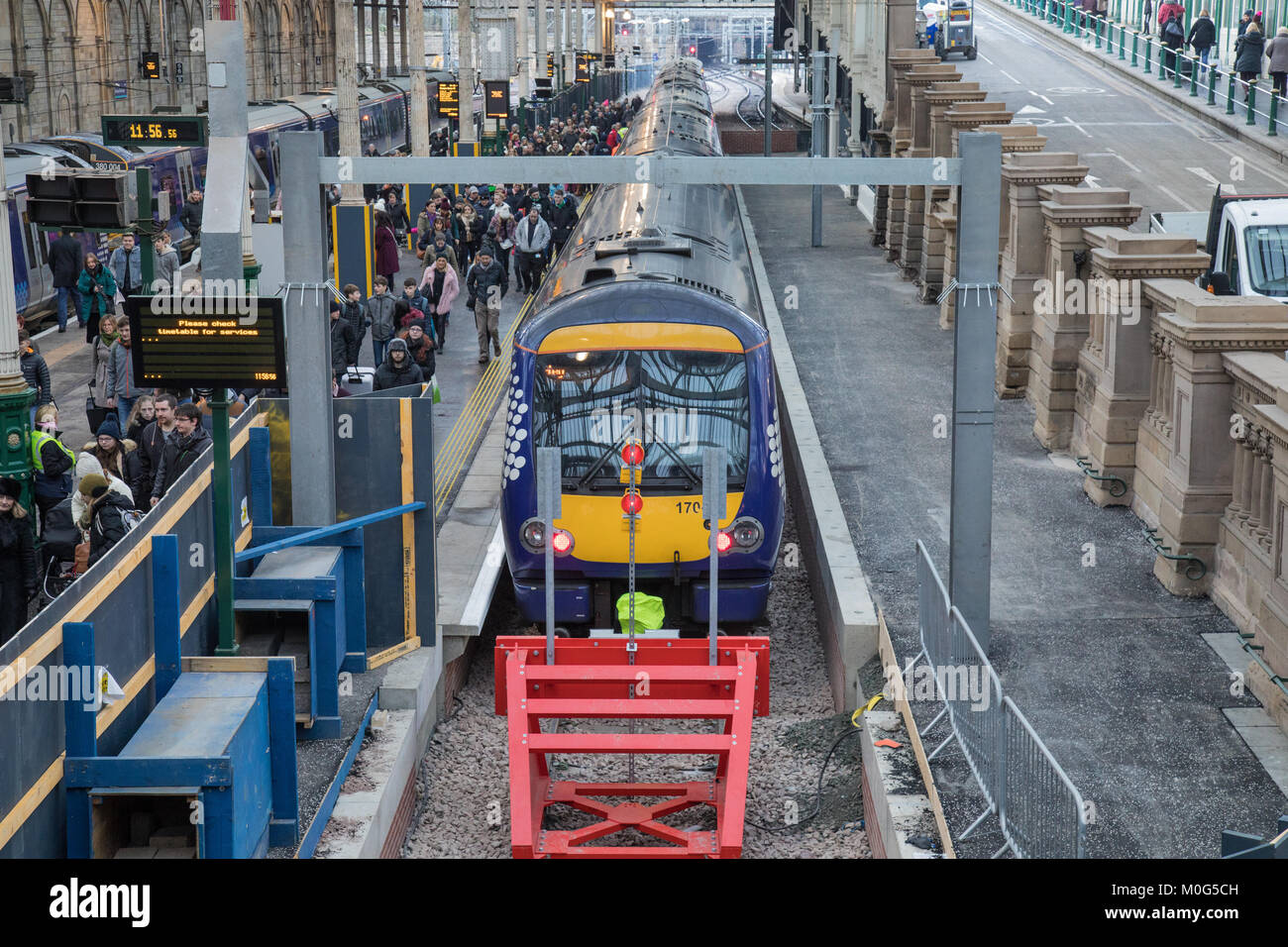 Ein scotrail Klasse 170 Turbostar diesel Zug auf Gleis 12 im Bahnhof Edinburgh Waverley. Diese Plattform wurde im Dezember 2017 die Kapazität zu erhöhen. Stockfoto