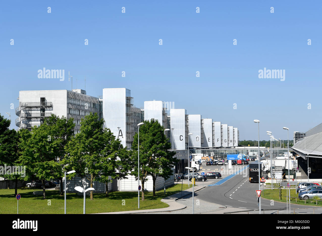 Fracht Hallen mit Lkw-Güterverkehr, cargo Module A-I, Transport, A, B, C, D, E, F, G, H, I, J, Fracht-, Fracht-, Fahrzeug, Straße, Flughafen München Stockfoto