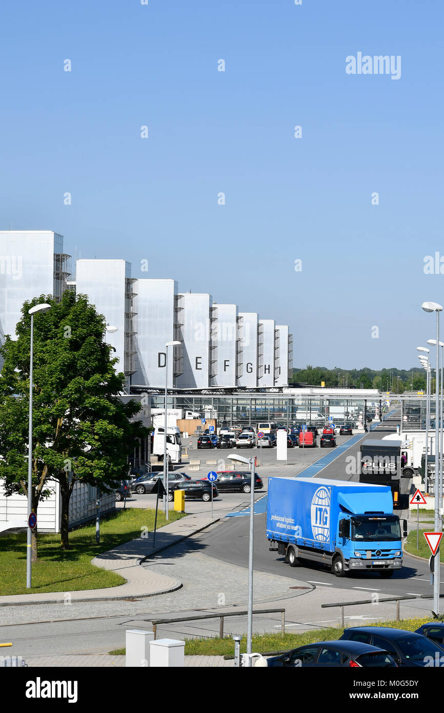 Fracht Hallen mit Lkw-Güterverkehr, cargo Module A-I, Transport, A, B, C, D, E, F, G, H, I, J, Fracht-, Fracht-, Fahrzeug, Straße, Flughafen München Stockfoto