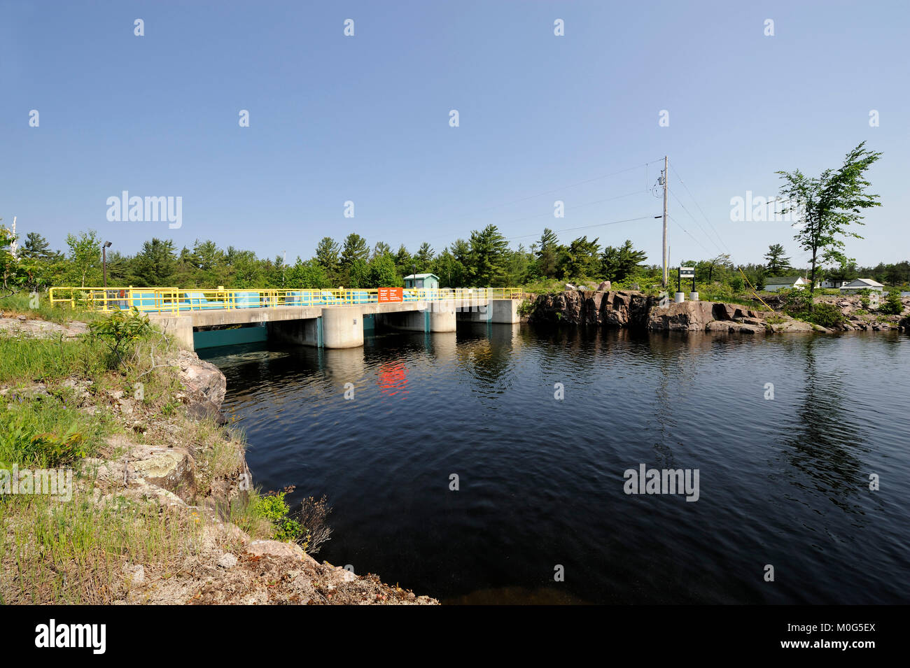 Der Portage Dam ist einer von drei Staudämmen, die den Durchfluss von Wasser bilden Nipissing See und der französischen Fluss Stockfoto