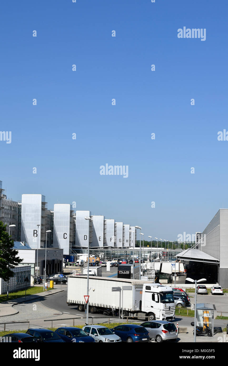 Fracht Hallen mit Lkw-Güterverkehr, cargo Module A-I, Transport, A, B, C, D, E, F, G, H, I, J, Fracht-, Fracht-, Fahrzeug, Straße, Flughafen München Stockfoto