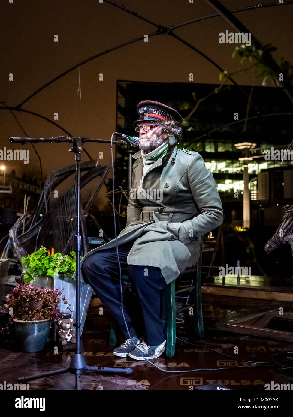 James, Dichter auf der Bühne Wort auf dem Wasser die Londoner Bookbarge Stockfoto