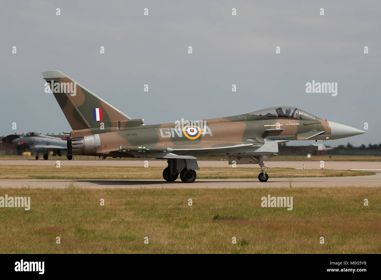 Die Royal Air Force Typhoon markiert bis in das Farbschema einer Hawker Hurricane auf der 75. Jahrestag der Schlacht von Großbritannien. Stockfoto