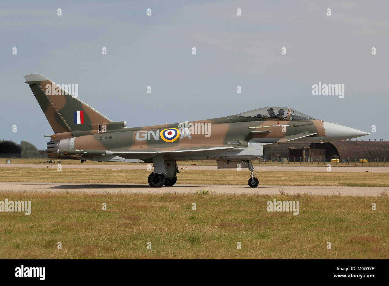 Die Royal Air Force Typhoon markiert bis in das Farbschema einer Hawker Hurricane auf der 75. Jahrestag der Schlacht von Großbritannien. Stockfoto