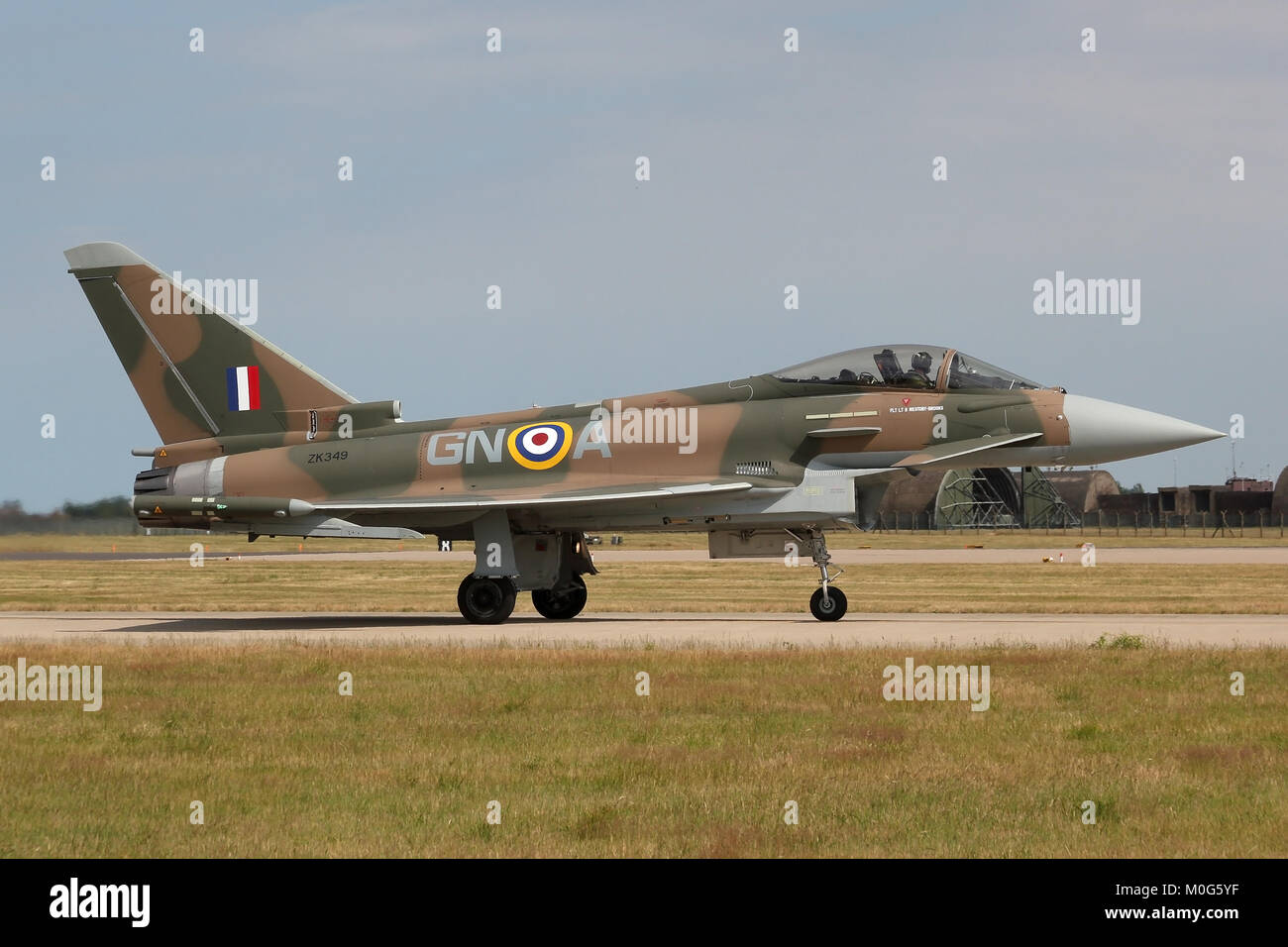 Die Royal Air Force Typhoon markiert bis in das Farbschema einer Hawker Hurricane auf der 75. Jahrestag der Schlacht von Großbritannien. Stockfoto
