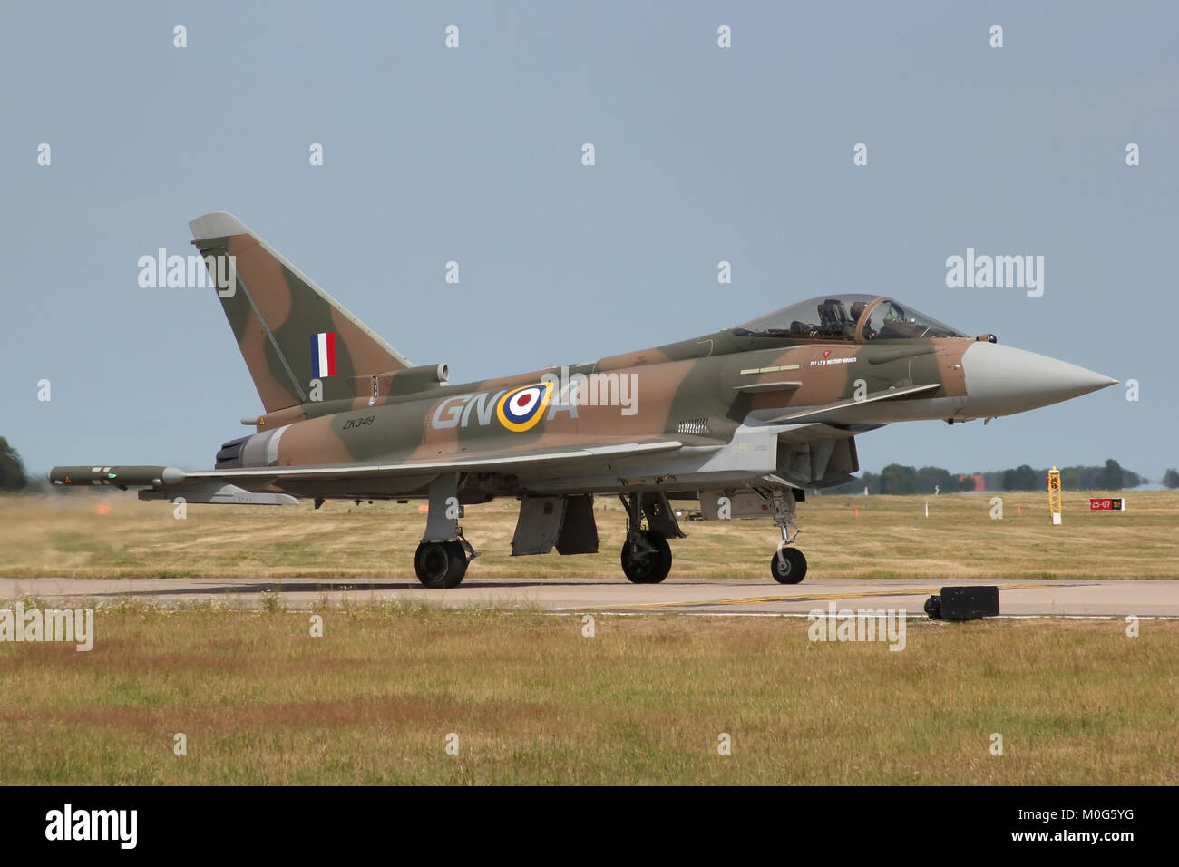 Die Royal Air Force Typhoon markiert bis in das Farbschema einer Hawker Hurricane auf der 75. Jahrestag der Schlacht von Großbritannien. Stockfoto