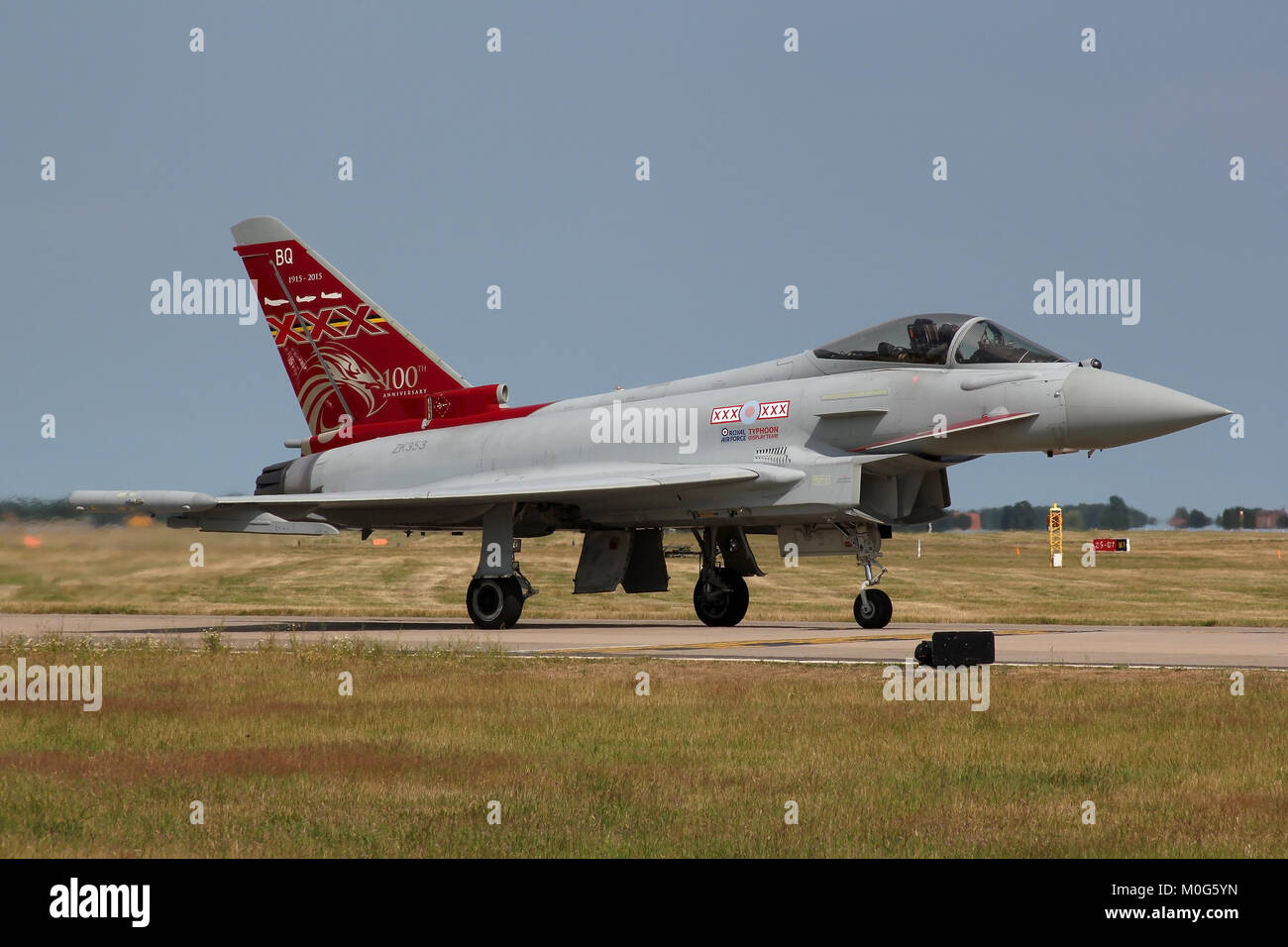 Zeigt die Squadron Markierungen auf einem roten Schwanz, dieser Eurofighter Typhoon gekennzeichnet ist das 100-jährige Jubiläum des 29. Geschwaders zu gedenken, die Royal Air Force. Stockfoto