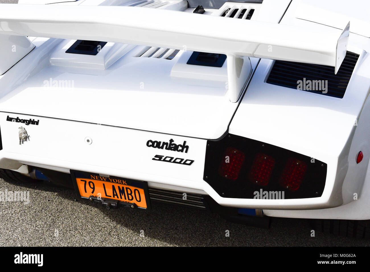 Rückansicht eines 1979 Vintage White Lamborghini Countach 5000 mit Lizenz Tag 79 LAMBO, Konzept symbolischer von Reichtum und Überfluß. Stockfoto