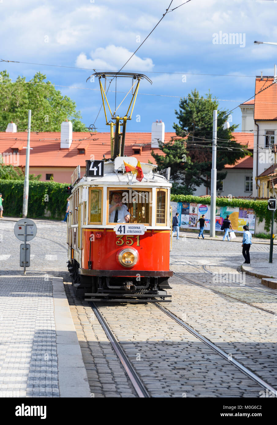 Prag, tschechische Republik - 1. Juli 2017: historische Prager Museum  Straßenbahn Linie 41 und eine alte Straßenbahn Fahrer auf einer  gepflasterten Straße in der Mala Strana Stockfotografie - Alamy