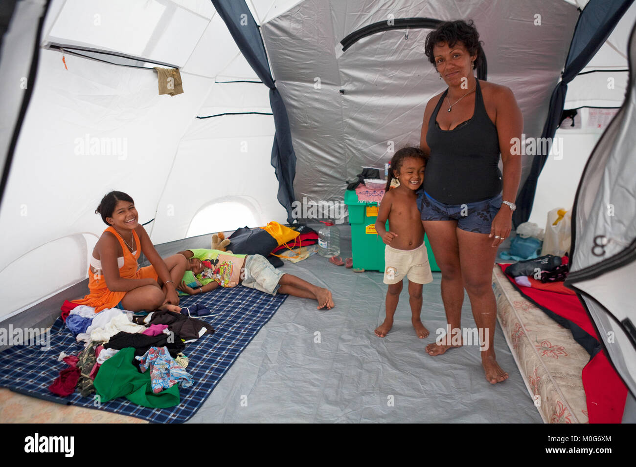 Familie durch Überschwemmungen in Alagoas innerhalb einer ShelterBox Hilfszelt, Brasilien, 2010 vertriebenen Stockfoto