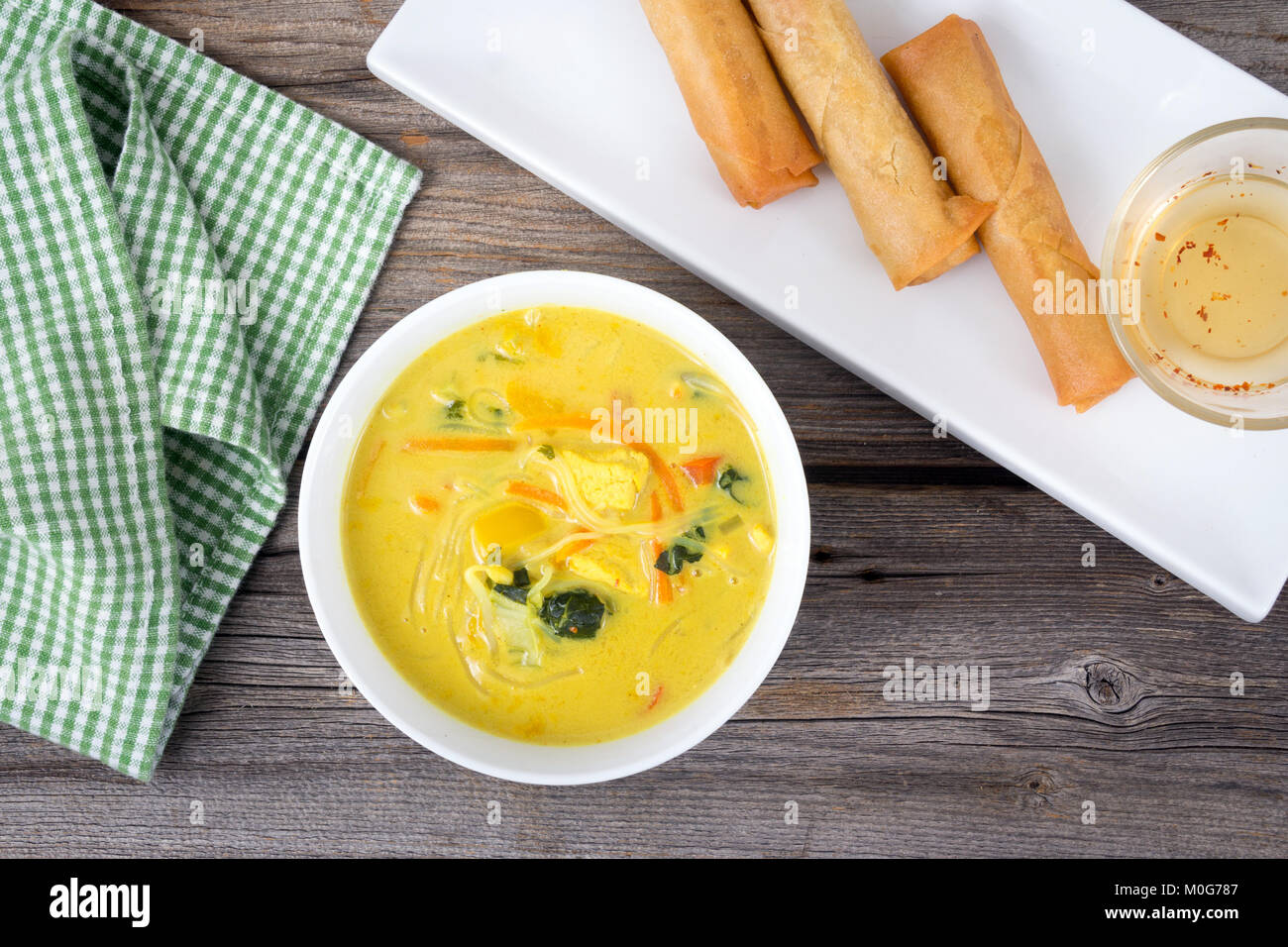 Leckere Thai curry Coconut chiken Soup Bowl über rustikale plank Hintergrund Stockfoto