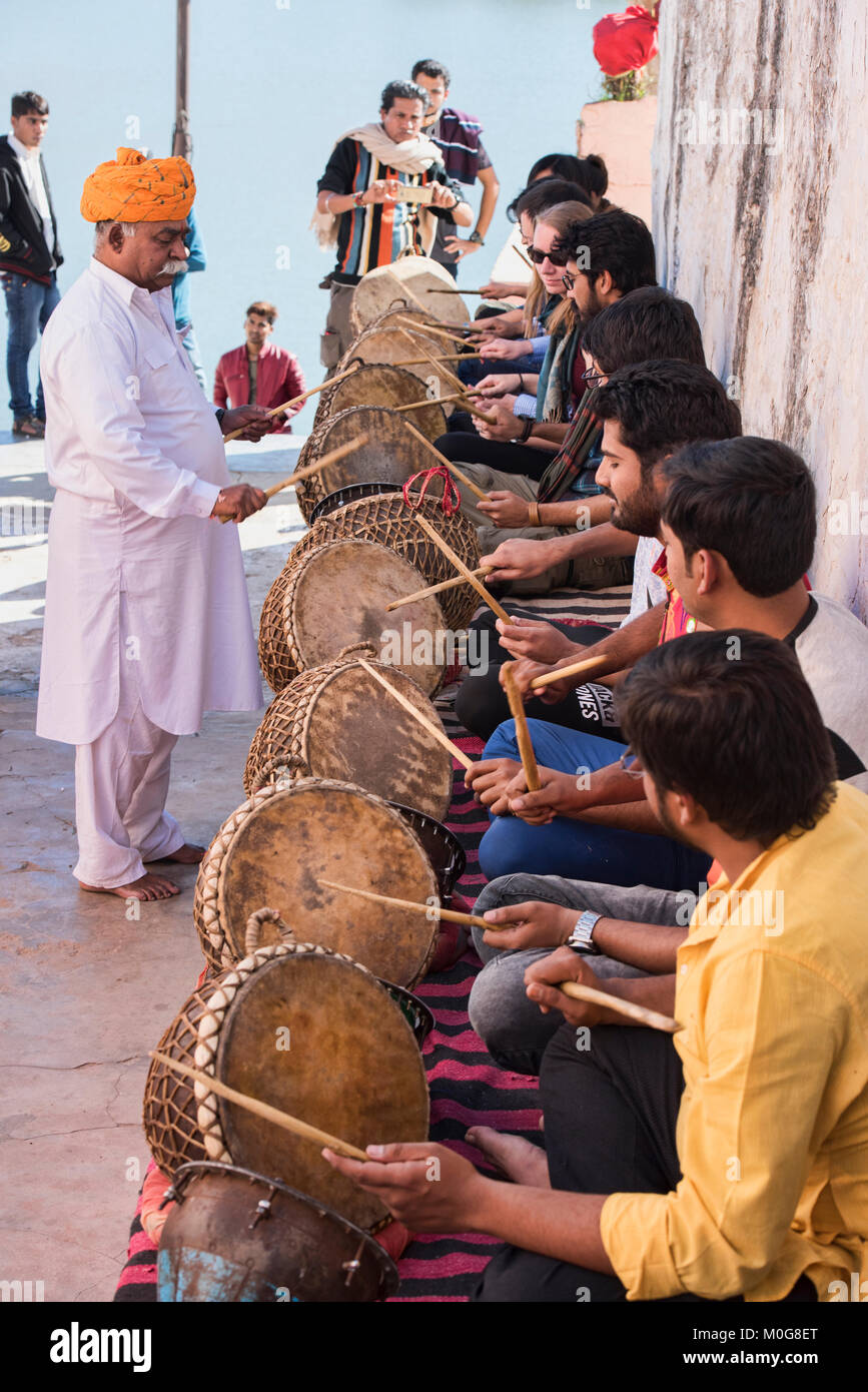 Renommierte Rajasthani Schlagzeuger Solanki Nathu Lal lernen die Kursteilnehmer, Pushkar, Rajasthan, Indien Stockfoto