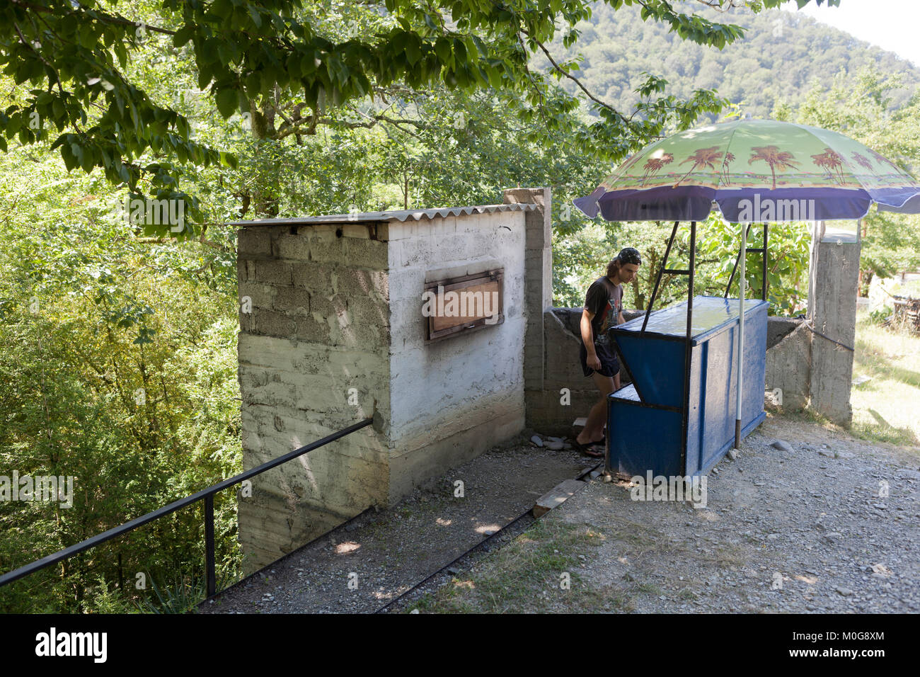 Lazarevskoe, Sotschi, die Region Krasnodar, Russland - Juli 1, 2014: Vorbereitung und Verkauf geräucherter Käse Stockfoto