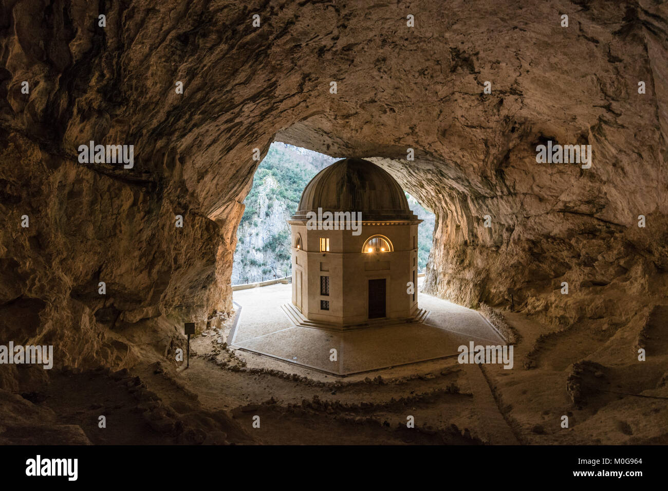 Tempel von Valadier (Italien) - Die tollen Stein Heiligtum in Genga kommunale, Region Marken, neben Höhlen von Frasassi Stockfoto