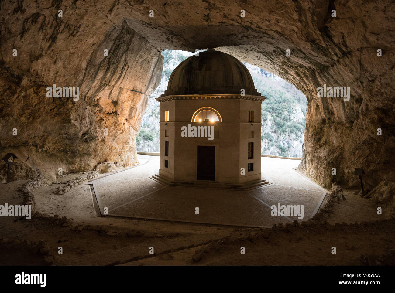 Tempel von Valadier (Italien) - Die tollen Stein Heiligtum in Genga kommunale, Region Marken, neben Höhlen von Frasassi Stockfoto