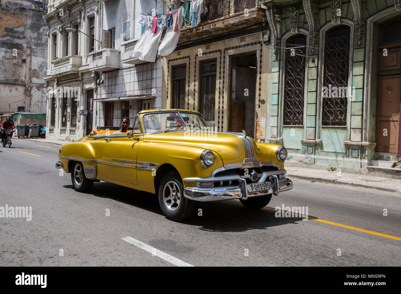Klassische amerikanische Autos in der Altstadt von Havanna, Kuba Stockfoto