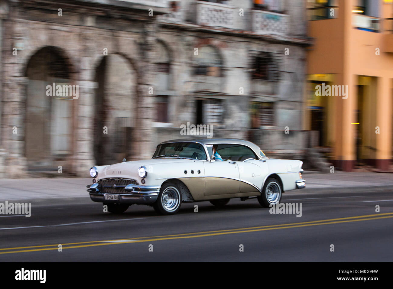 Klassische amerikanische Autos auf dem Malecon Streifen, Havanna, Kuba Stockfoto