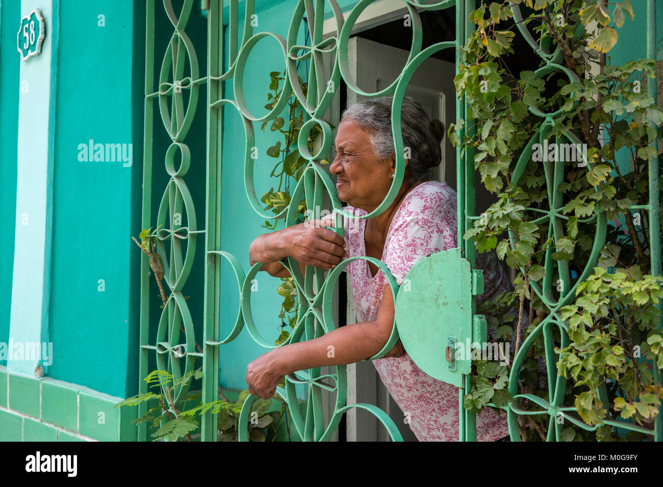 Frauen Zeit hinter Startseite sicherheit Bars, Havanna, Kuba Stockfoto