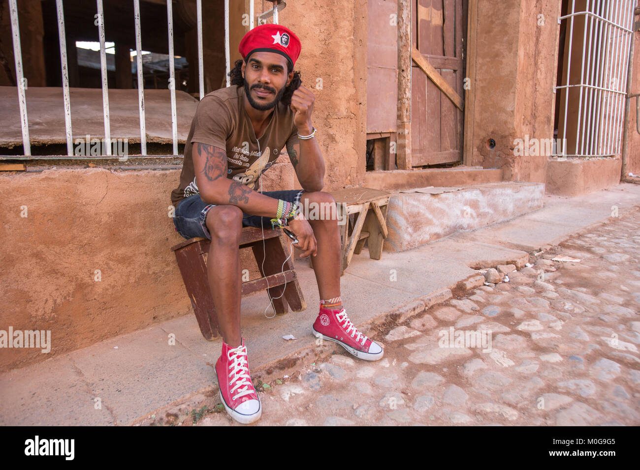 Junger Mann in Che Beret, Trinidad, Kuba Stockfoto